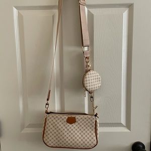 Beige/brownish shoulder bag w/ a little wallet